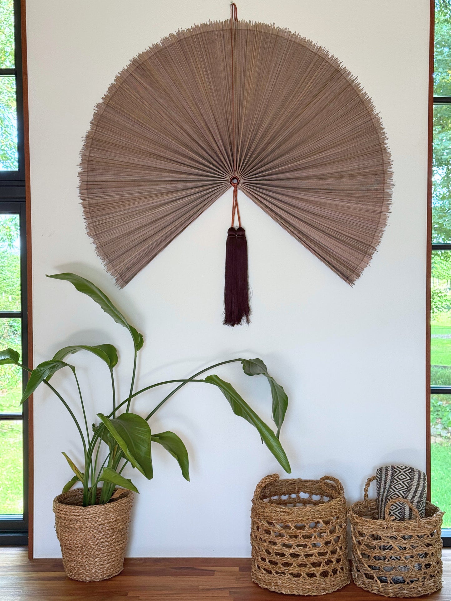 Bambusvifte brun med sort kvast – håndlavet vægvifte fra Nilsson Living