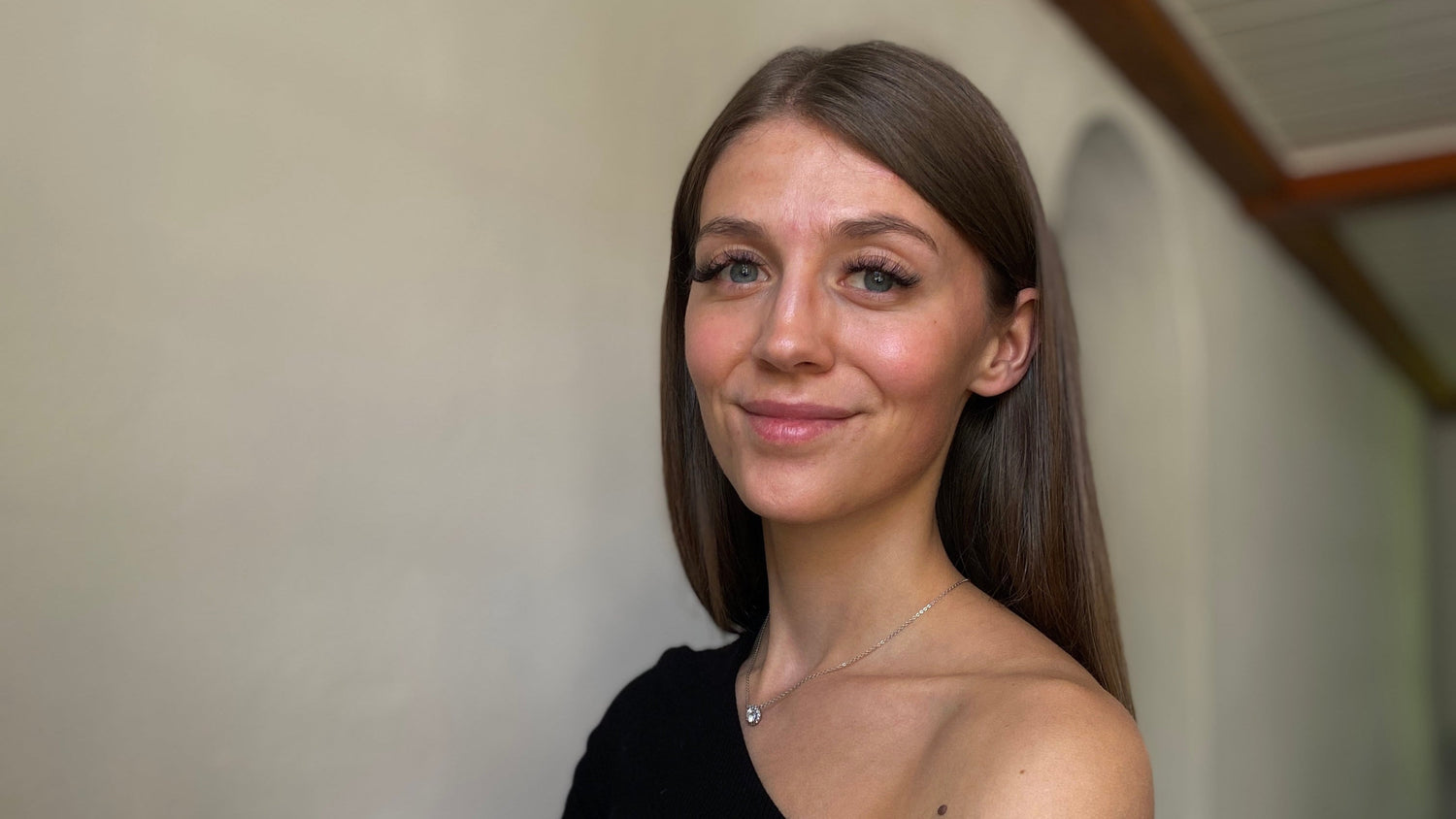 Billede af min Silja, indehaver, som kigger ind i kameraet 