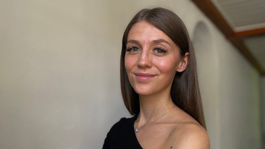 Billede af min Silja, indehaver, som kigger ind i kameraet 