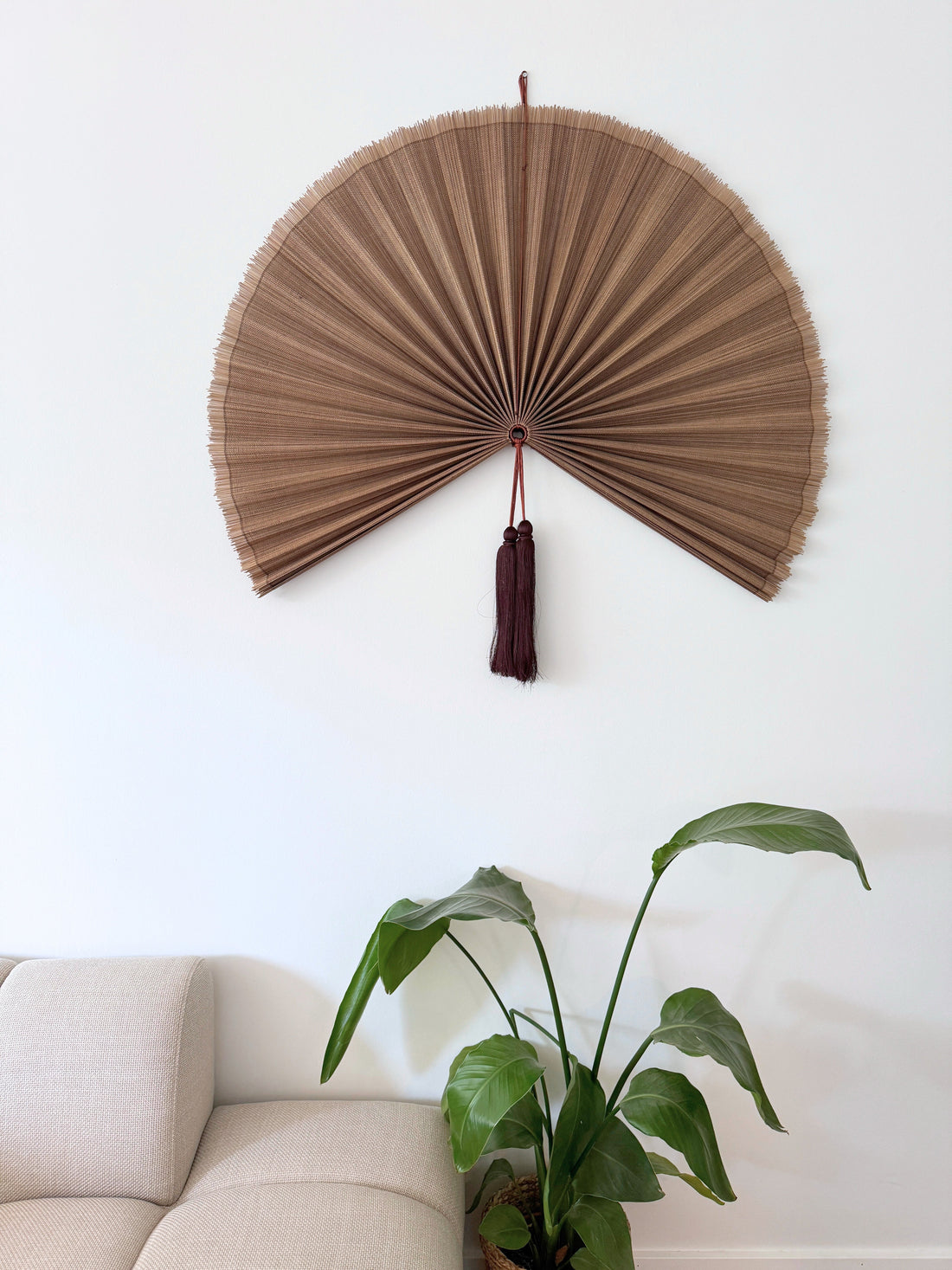 Saga-viften brun håndlavet bambus vægdekoration i varme jordtoner nordisk stil