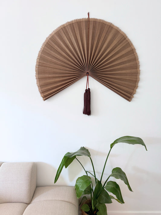 Saga-viften brun håndlavet bambus vægdekoration i varme jordtoner nordisk stil