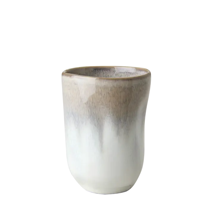 Calma kop på hvid baggrund i beige/off white farve og reaktiv glasur