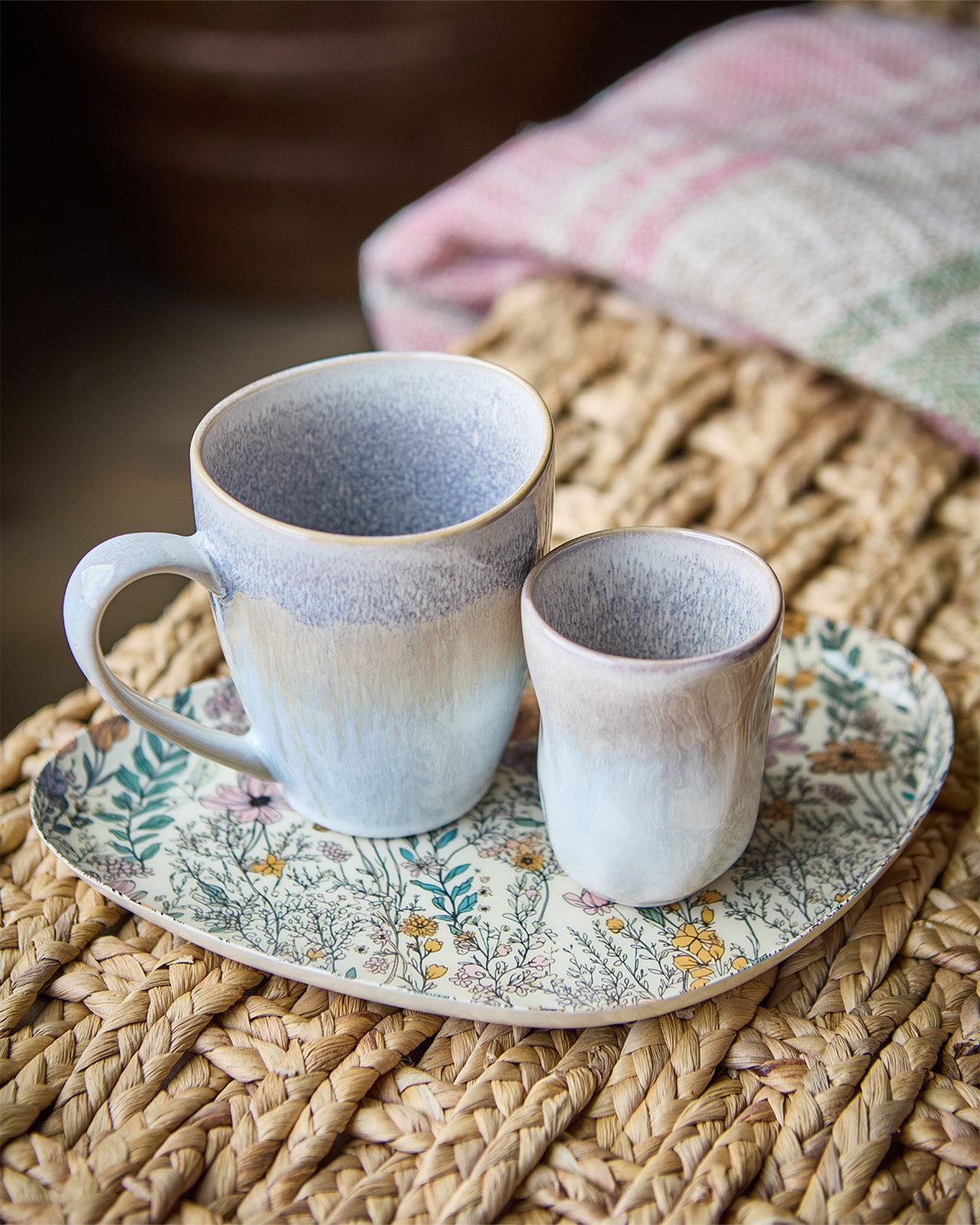 Calma kop i beige/off white sammen med stor kop ved siden af på bakke