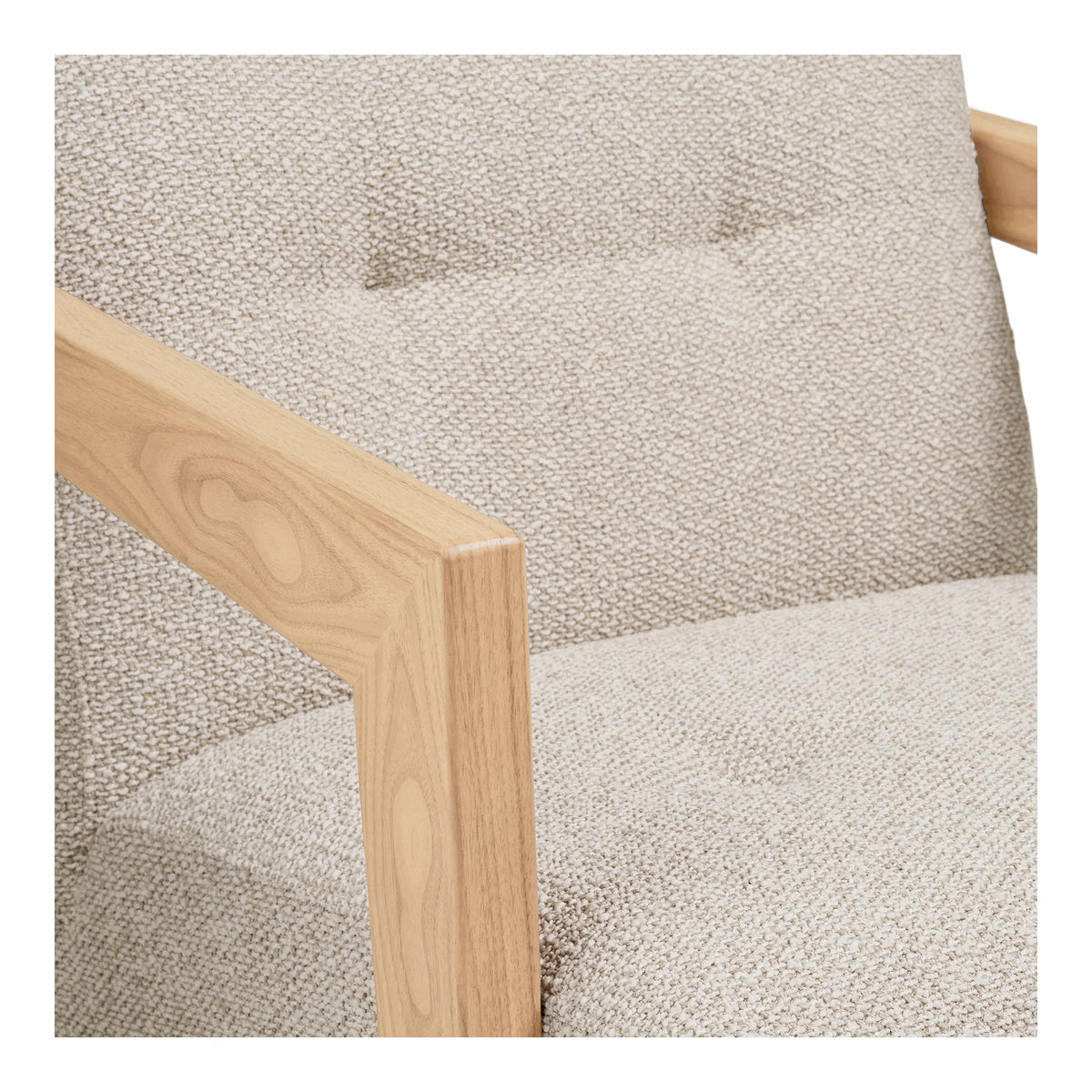 Detalje af Caracas lænestol med træarmlæn, beige polstring og knapper i ryglænet.