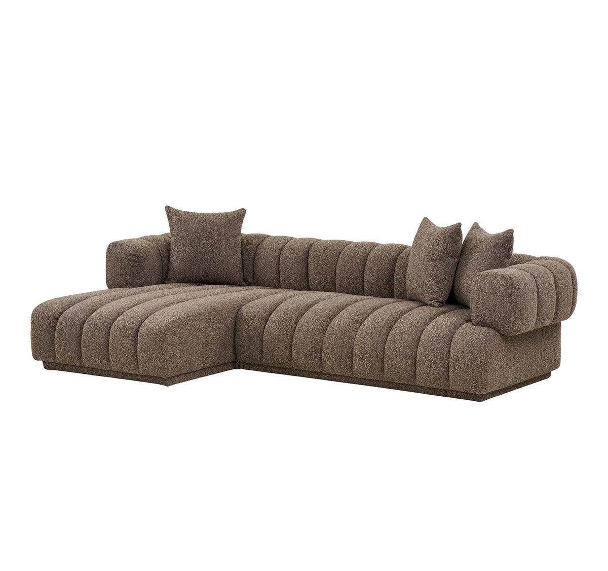 Aurora sofa i brun med venstrevendt chaiselong, tre puder og markante syninger, set skråt forfra på hvid baggrund.