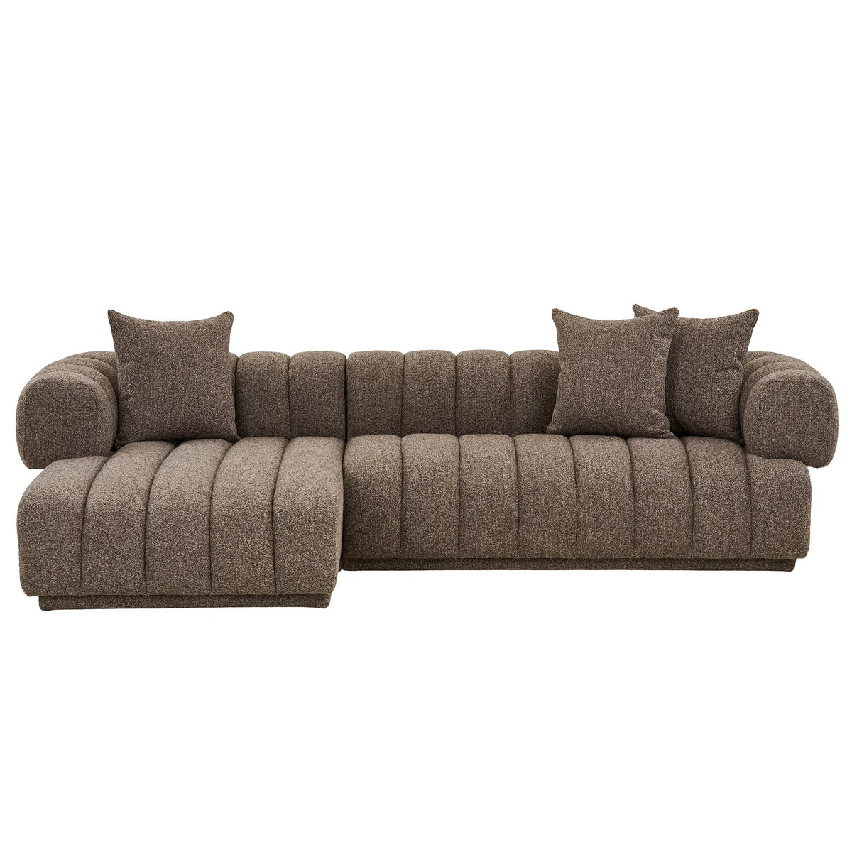 Aurora sofa i brun med venstrevendt chaiselong og tre puder, set lige forfra på hvid baggrund.