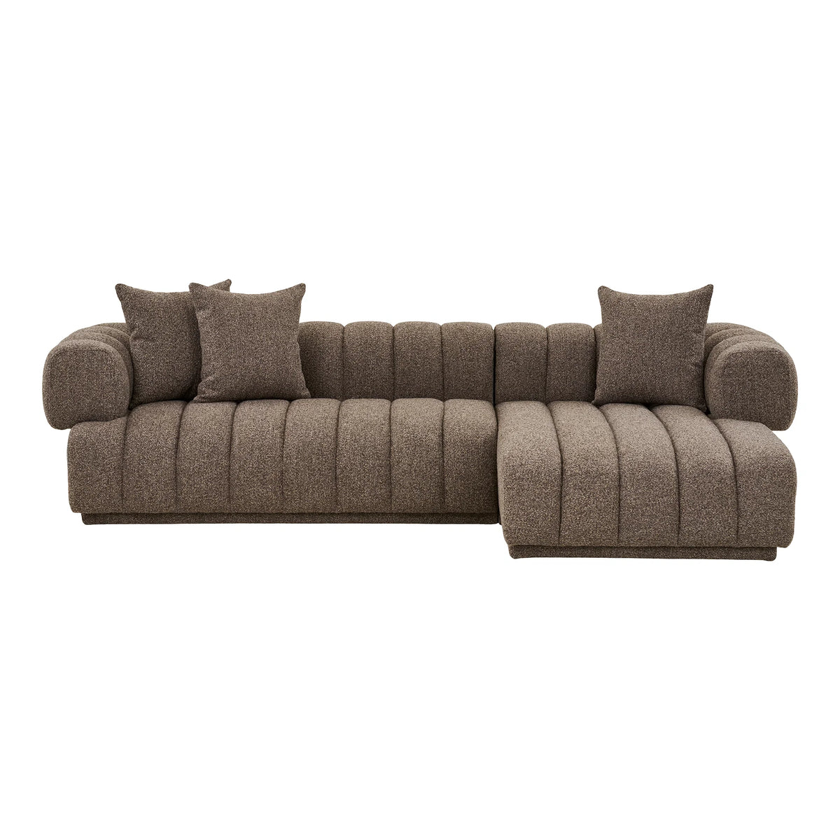 Aurora sofa i brun med højrevendt chaiselong og tre puder, set lige forfra på hvid baggrund.