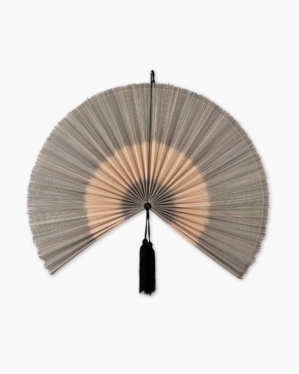 Bambusvifte vægdekoration i naturlige nuancer – Saga bambusvifte ophængt på lys væg