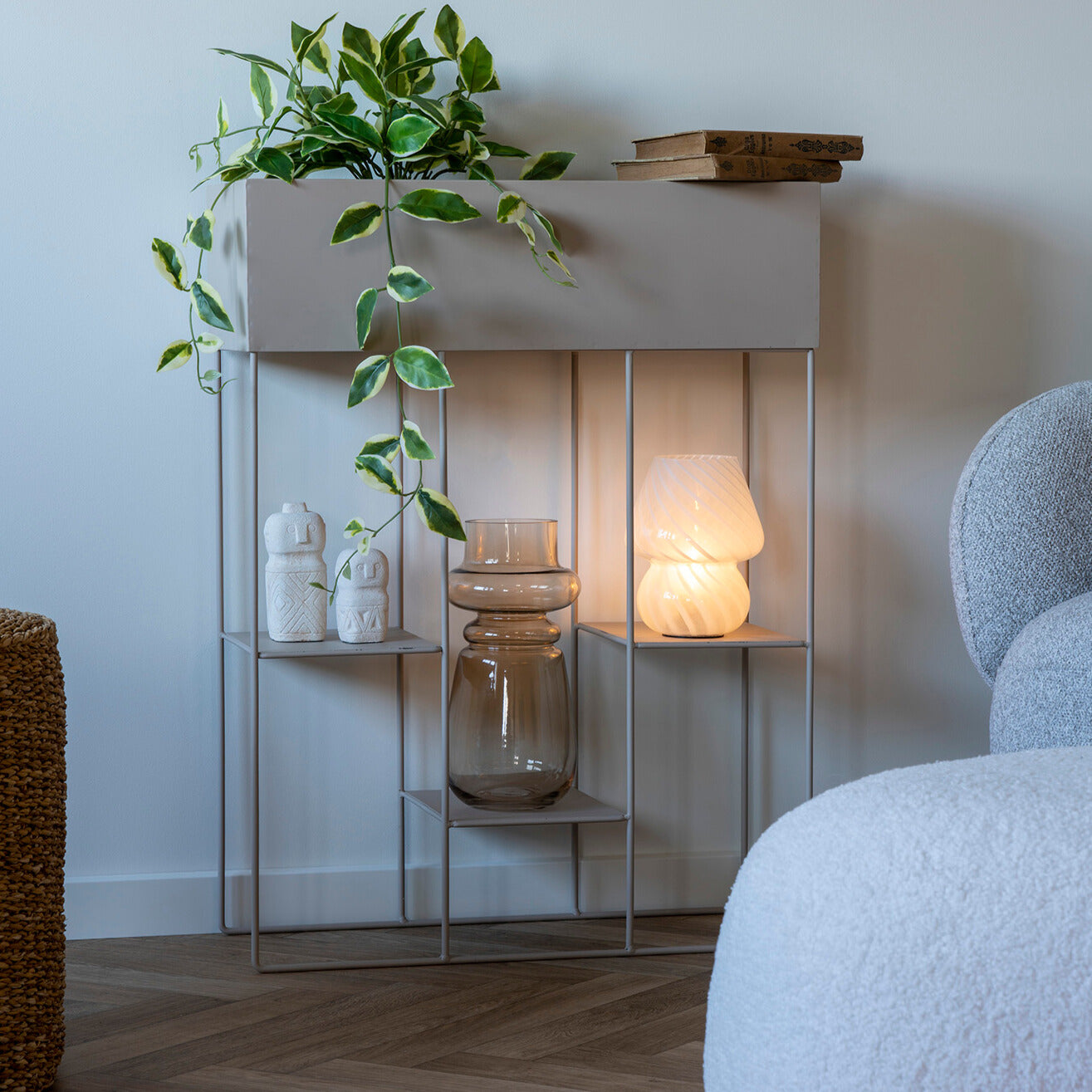 Ombra vase ved siden af mushroom lampe i en mørkere stemning
