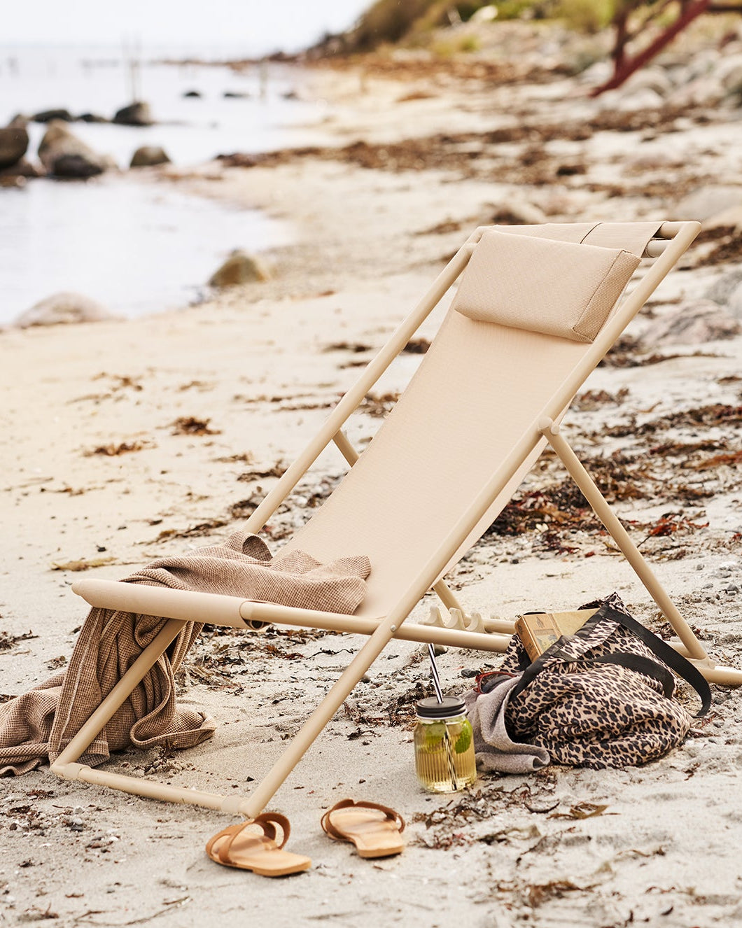 Leopardprint mulepose stylet til en dag på stranden