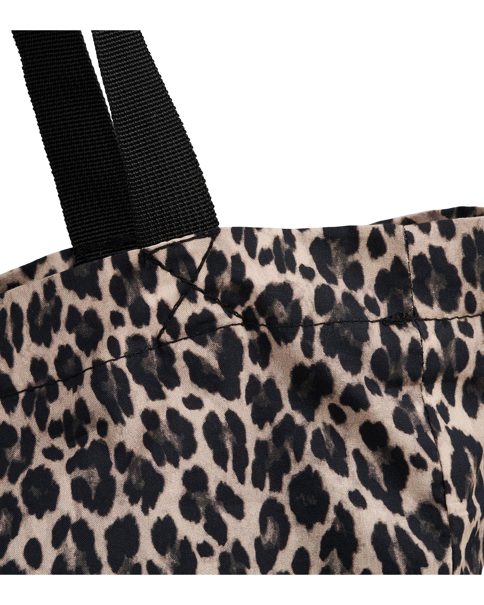 Detaljebillede af mulepose med leopardprint og kraftige sorte hanke
