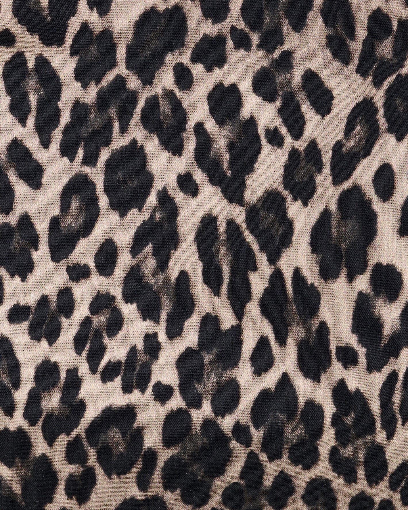 Nærbillede af leopardprint på stofmulepose
