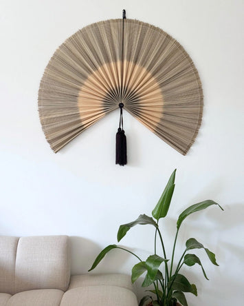 Håndlavet bambusvifte til væg i naturfarve med sort kvast – dekorativ vægdekoration i bambus