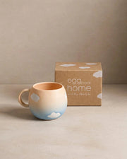 Egg Back Home Cloud Peach Sky krus 250 ml med pakkeæske – keramikkrus med hvide skyer og ferskenfarve