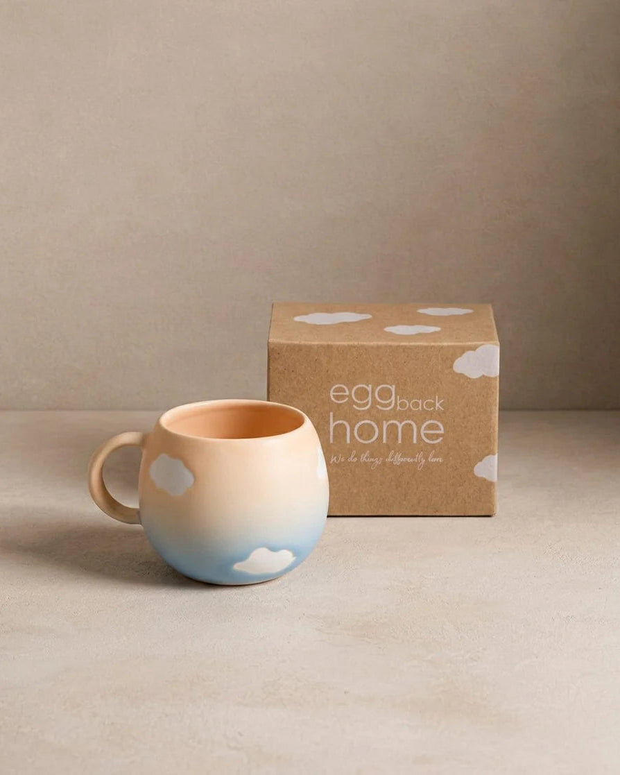 Egg Back Home Cloud Peach Sky krus 250 ml med pakkeæske – keramikkrus med hvide skyer og ferskenfarve