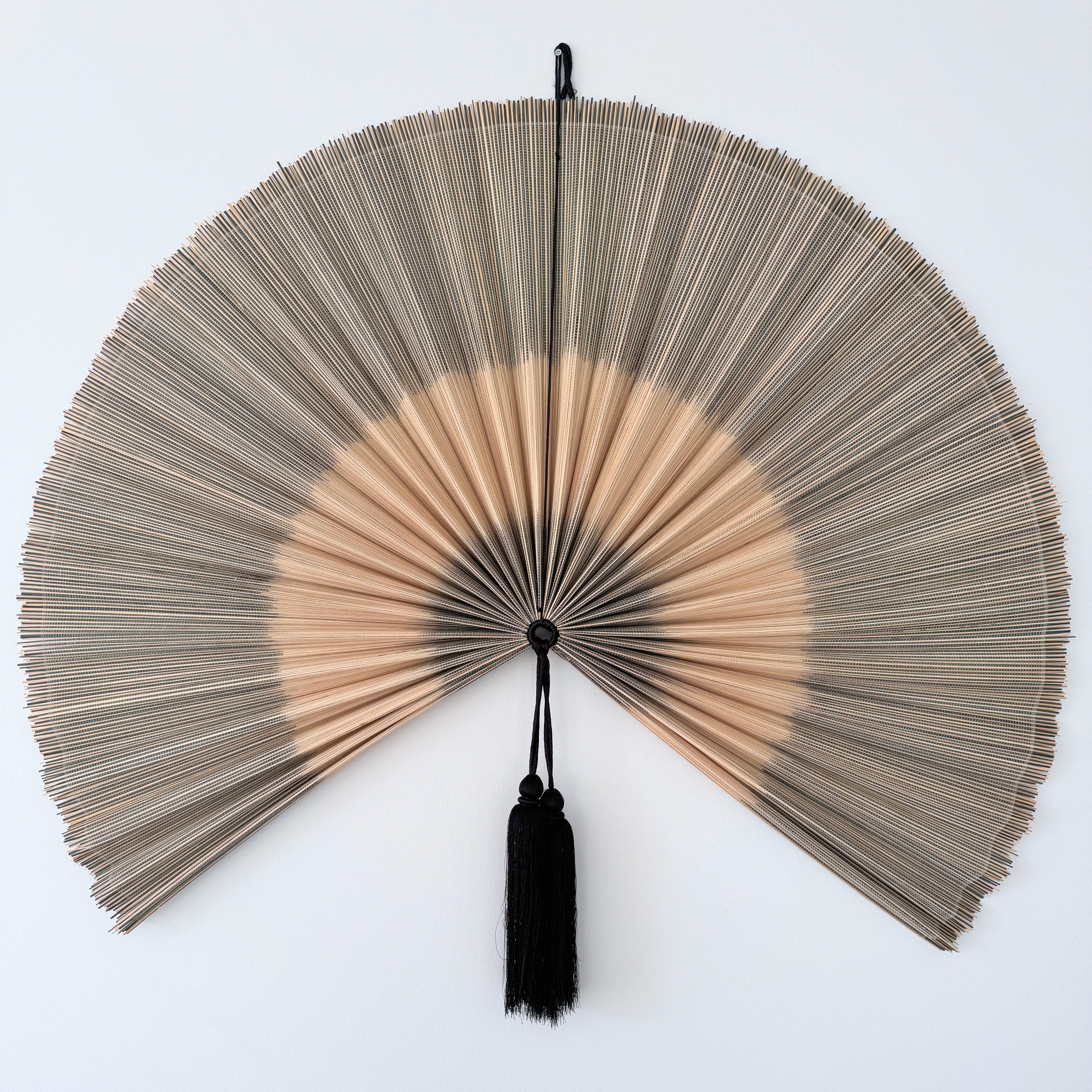 Bambusvifte vægdekoration i beige nuancer med sort kvast – håndlavet og organisk udtryk