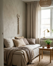 En let og elegant vægdekoration i bløde materialer og afdæmpede nuancer, der tilfører ro, balance og naturlig varme til indretningen. Her hænger den over en sovesofa