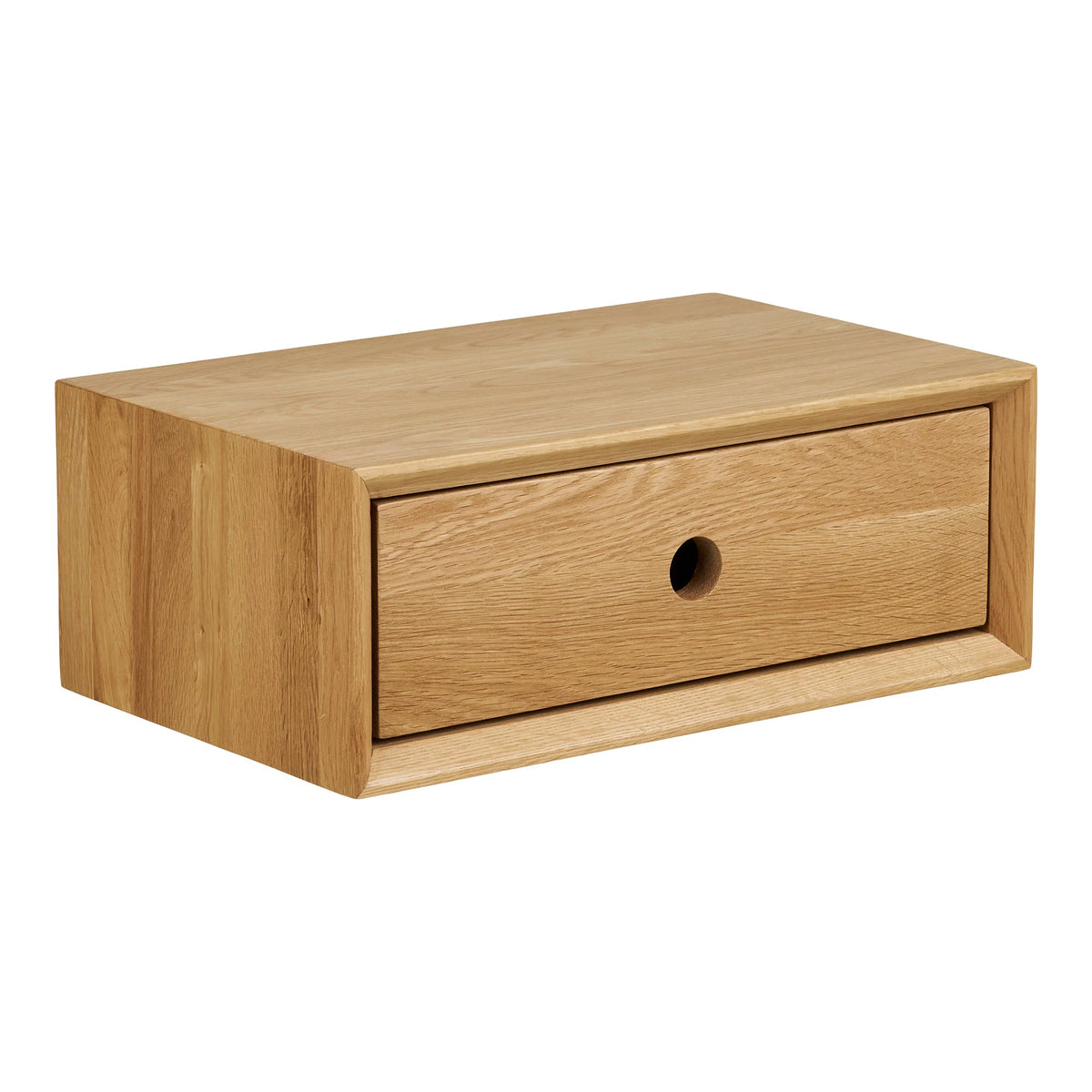 Væghængt skuffe i lyst egetræ med minimalistisk design, synlig træstruktur og rundt greb.