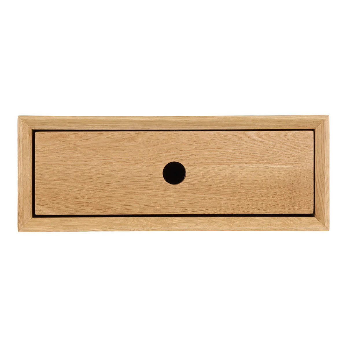 Væghængt skuffe i lyst egetræ set forfra med enkelt rundt greb og minimalistisk nordisk design.