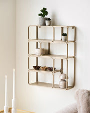 Beige vægreol i metal med dekorativ styling i moderne nordisk stue
