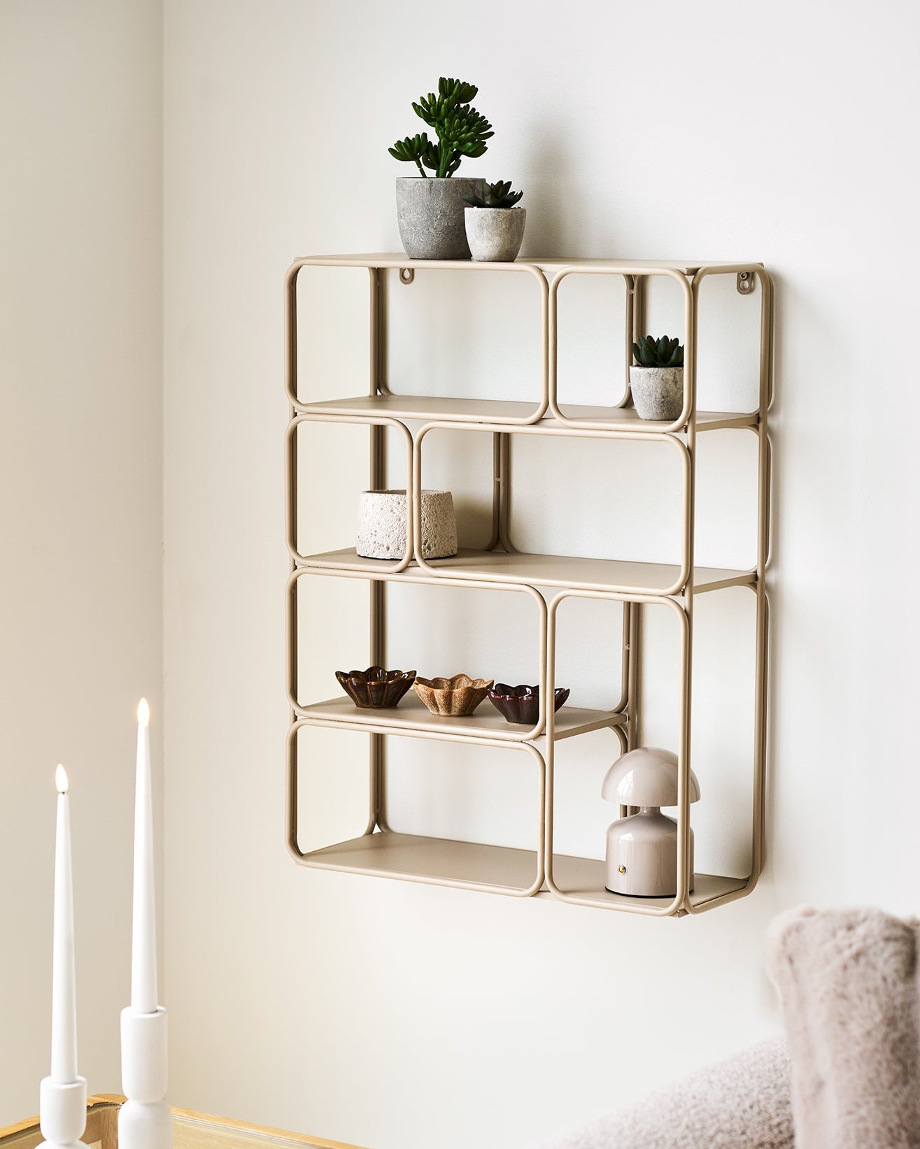Beige vægreol i metal med dekorativ styling i moderne nordisk stue
