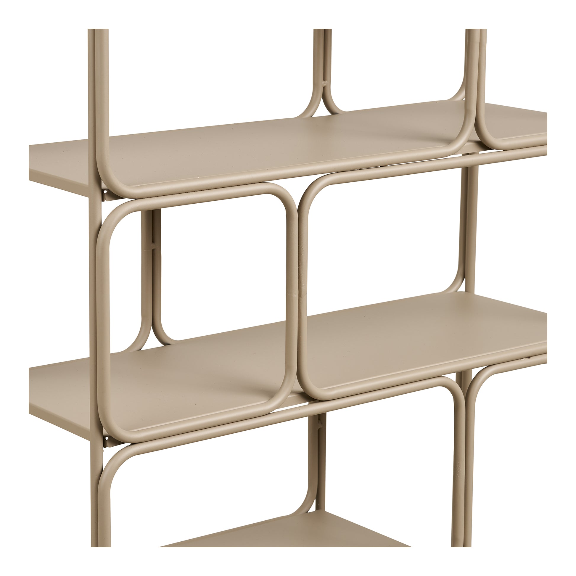 Detaljebillede af beige metalreol med bløde organiske linjer
