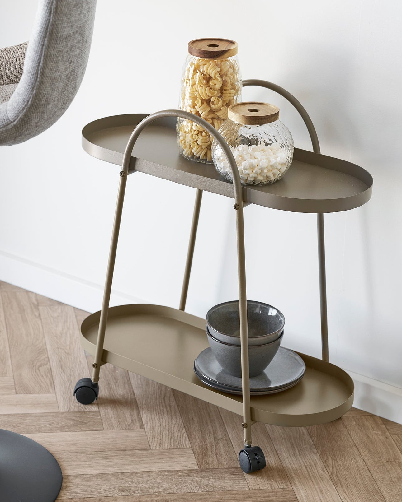 Beige serveringsvogn i metal med to hylder stylet i moderne køkken
