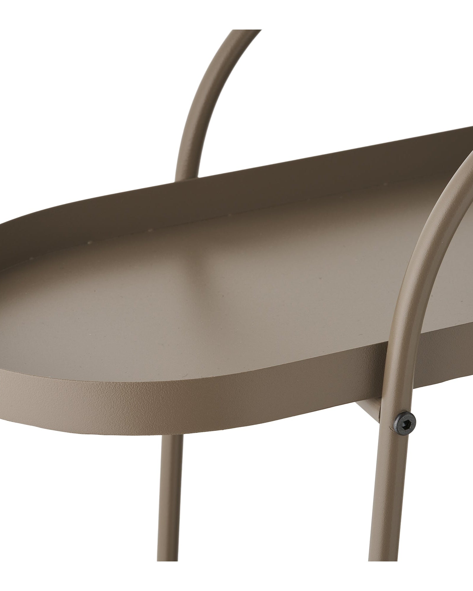 Detaljebillede af øverste hylde på beige serveringsvogn i metal
