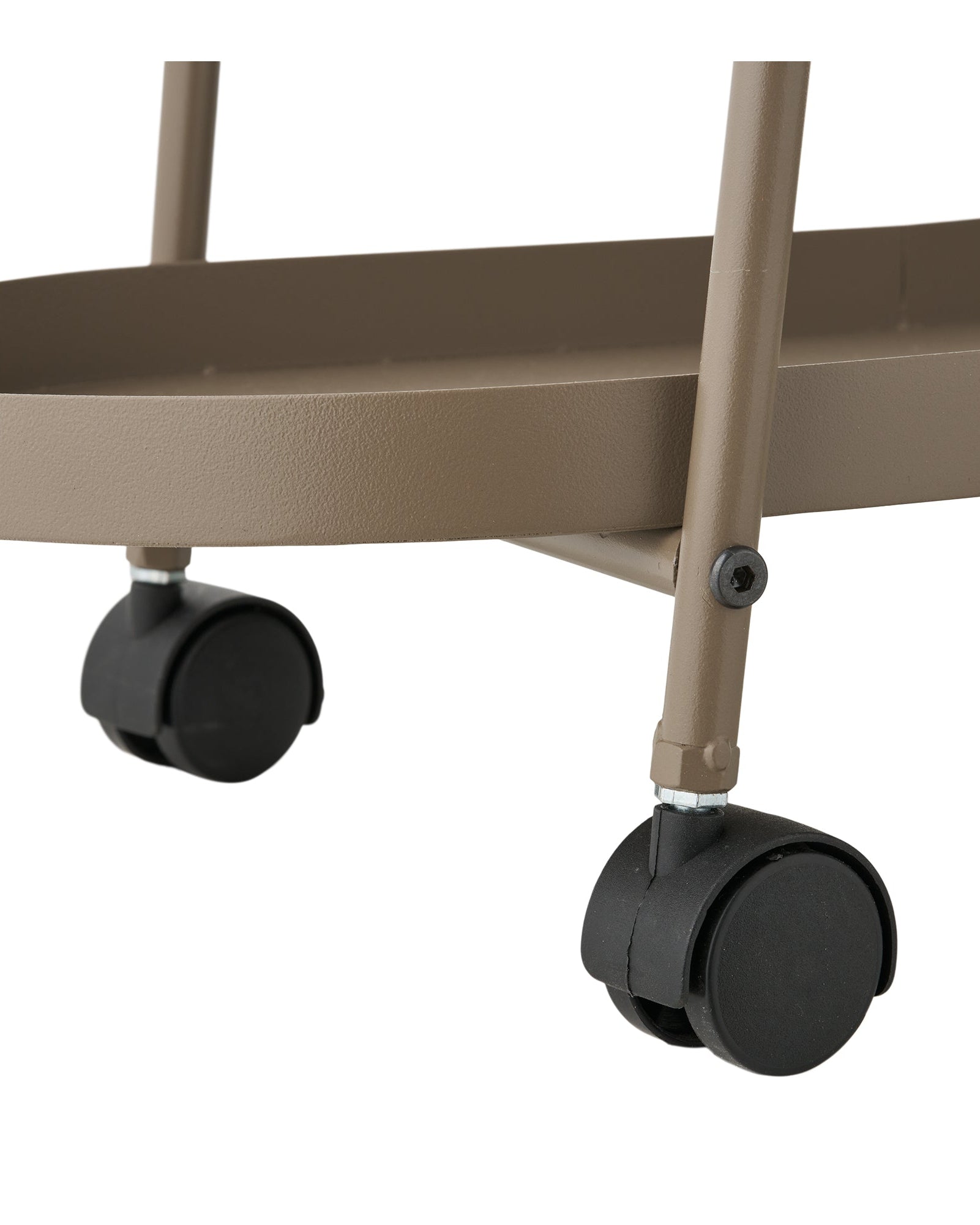Detaljebillede af nederste hylde og hjul på beige serveringsvogn
