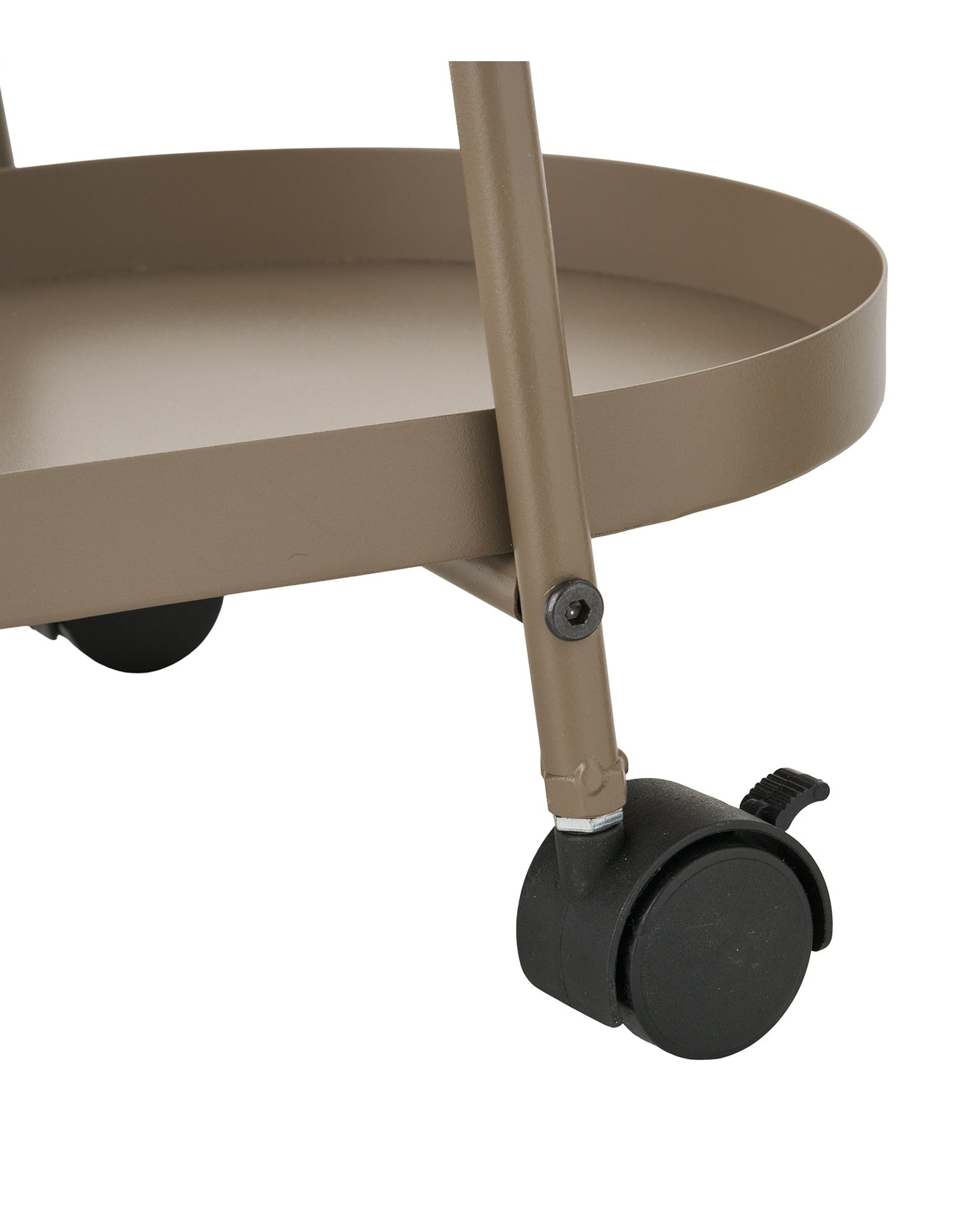 Detaljebillede af låsbare hjul på beige serveringsvogn i metal
