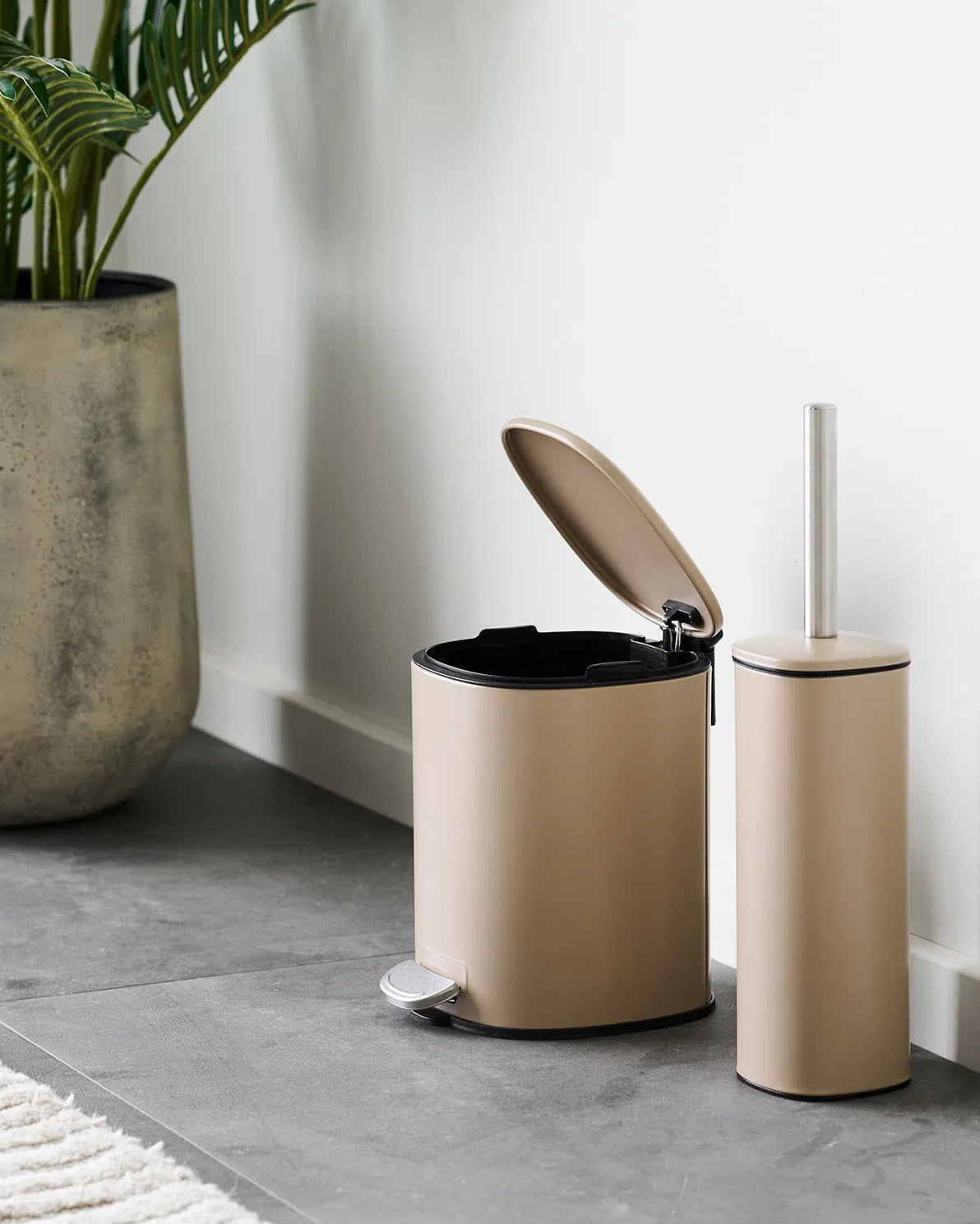 Beige Pedalspand i metal og PP sammen med Beige Toiletbørste på badeværelse