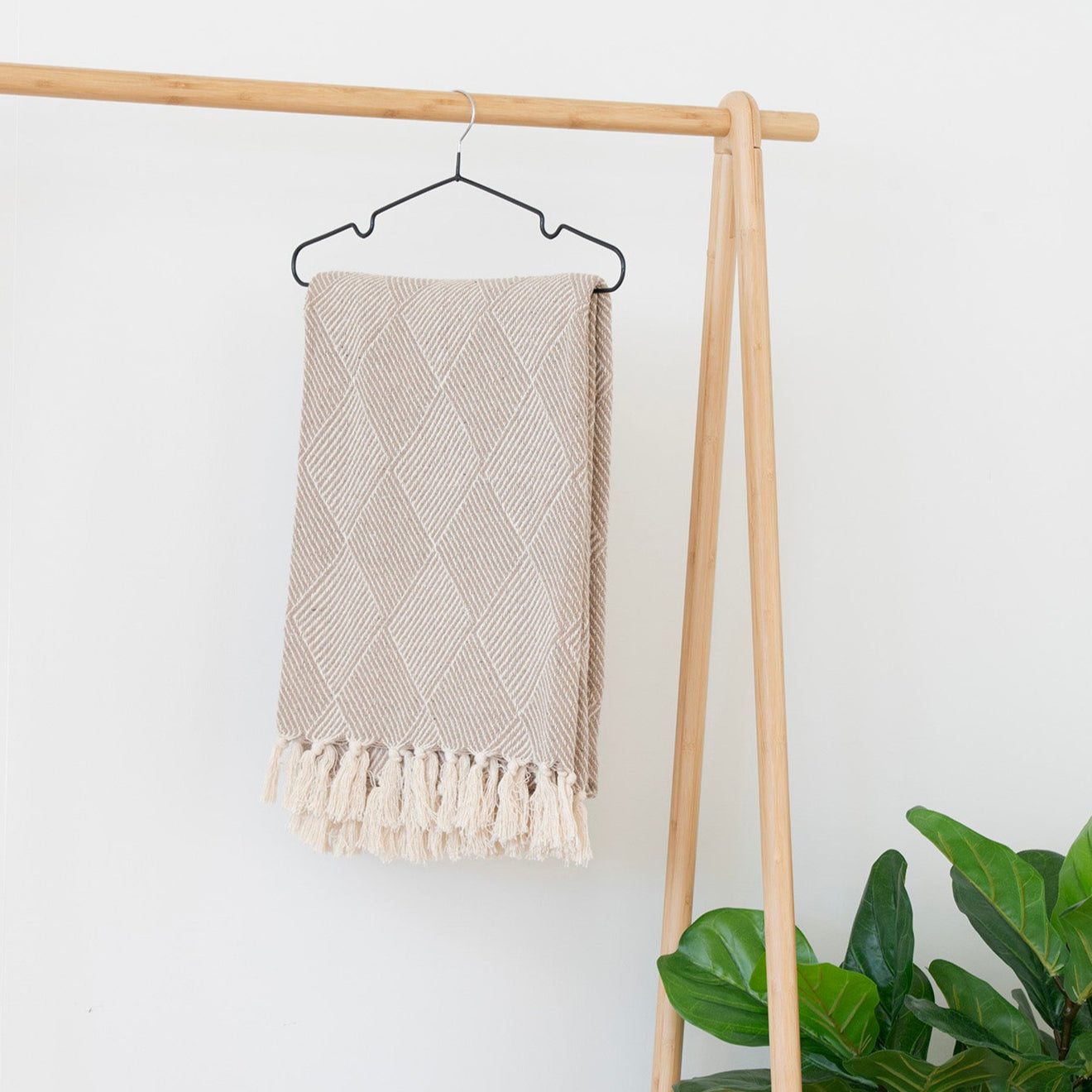 Lana – Plaid i taupe med geometrisk mønster