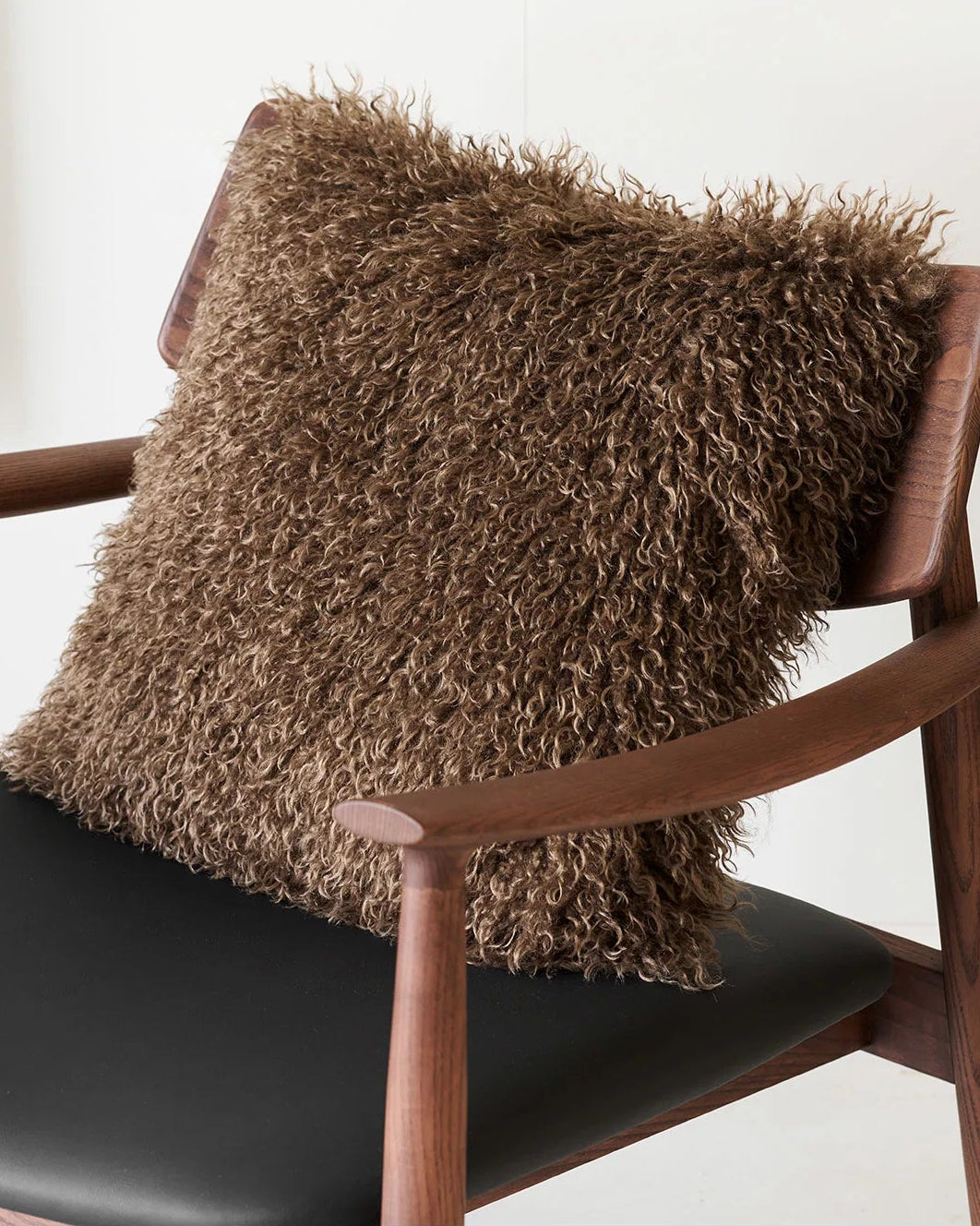 Brun pelspude i loungestol – stemningsbillede
