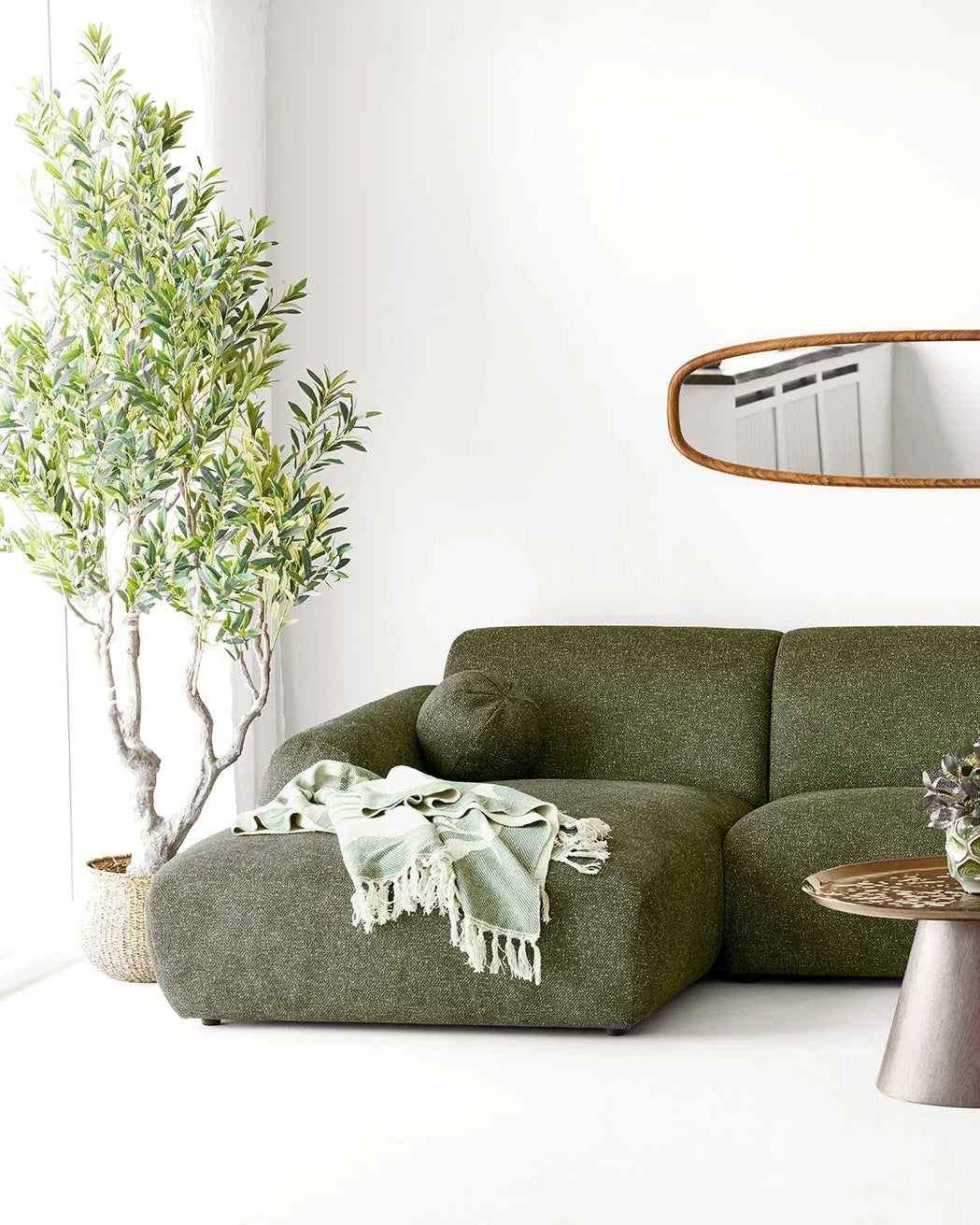Grøn sofa med botanisk plaid – stemningsbillede
