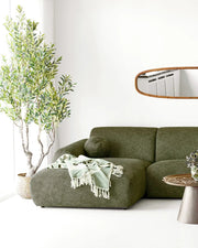 Grøn sofa med botanisk plaid – stemningsbillede
