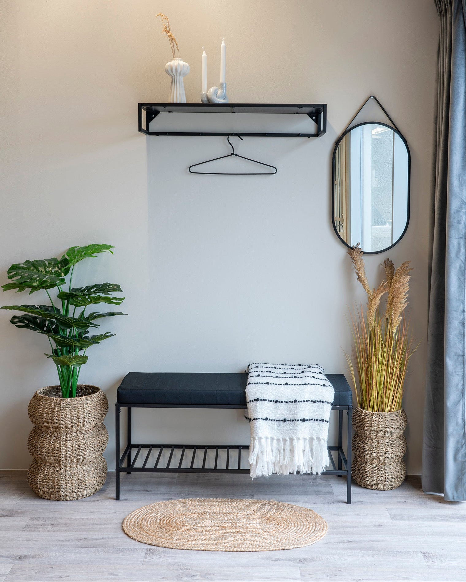 Jute Dørmåtte i entreen sammen med en bænk, plante og spejl. 