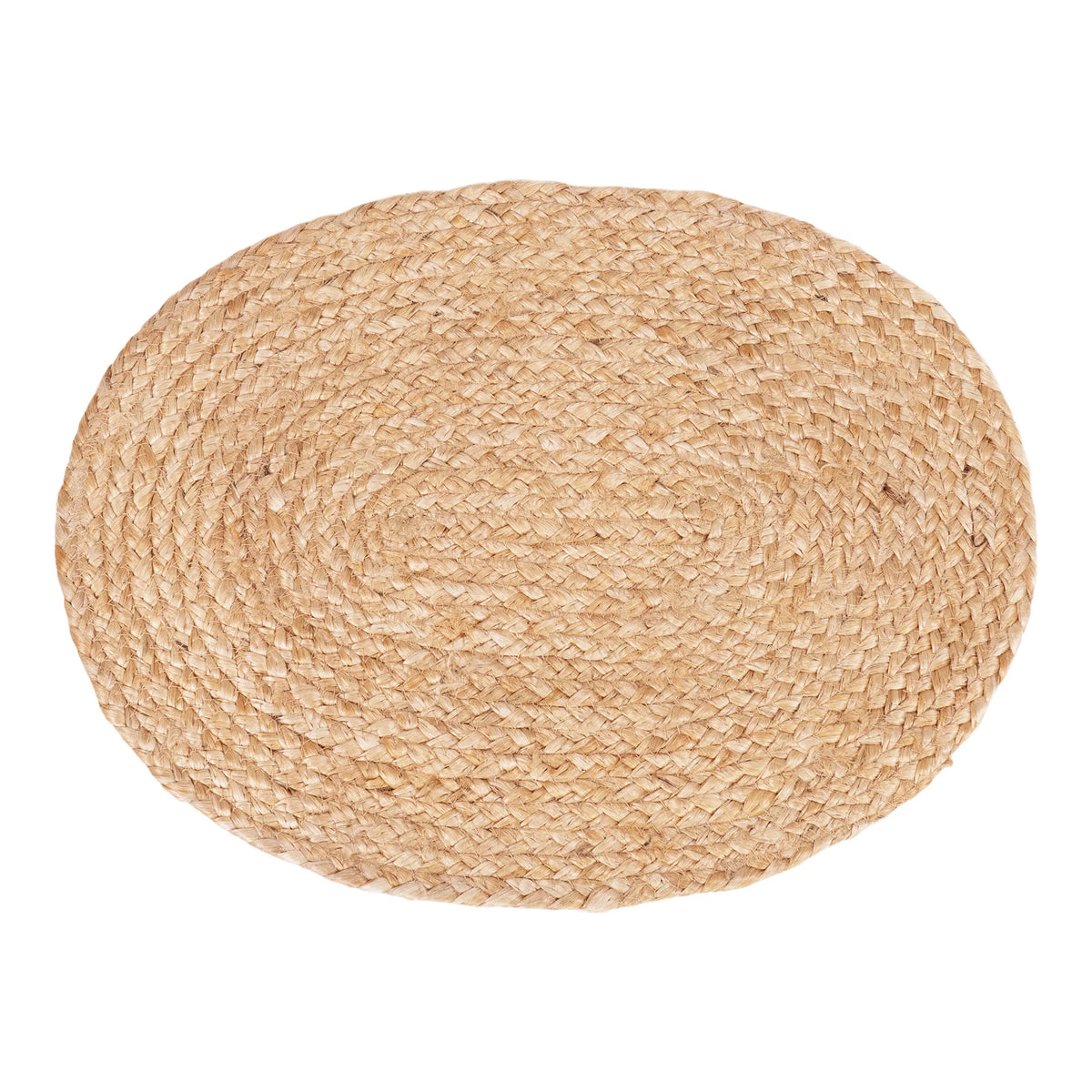 Oval dækkeserviet i naturfarvet flettet materiale med dekorativt mønster og naturlig struktur, vist på hvid baggrund.