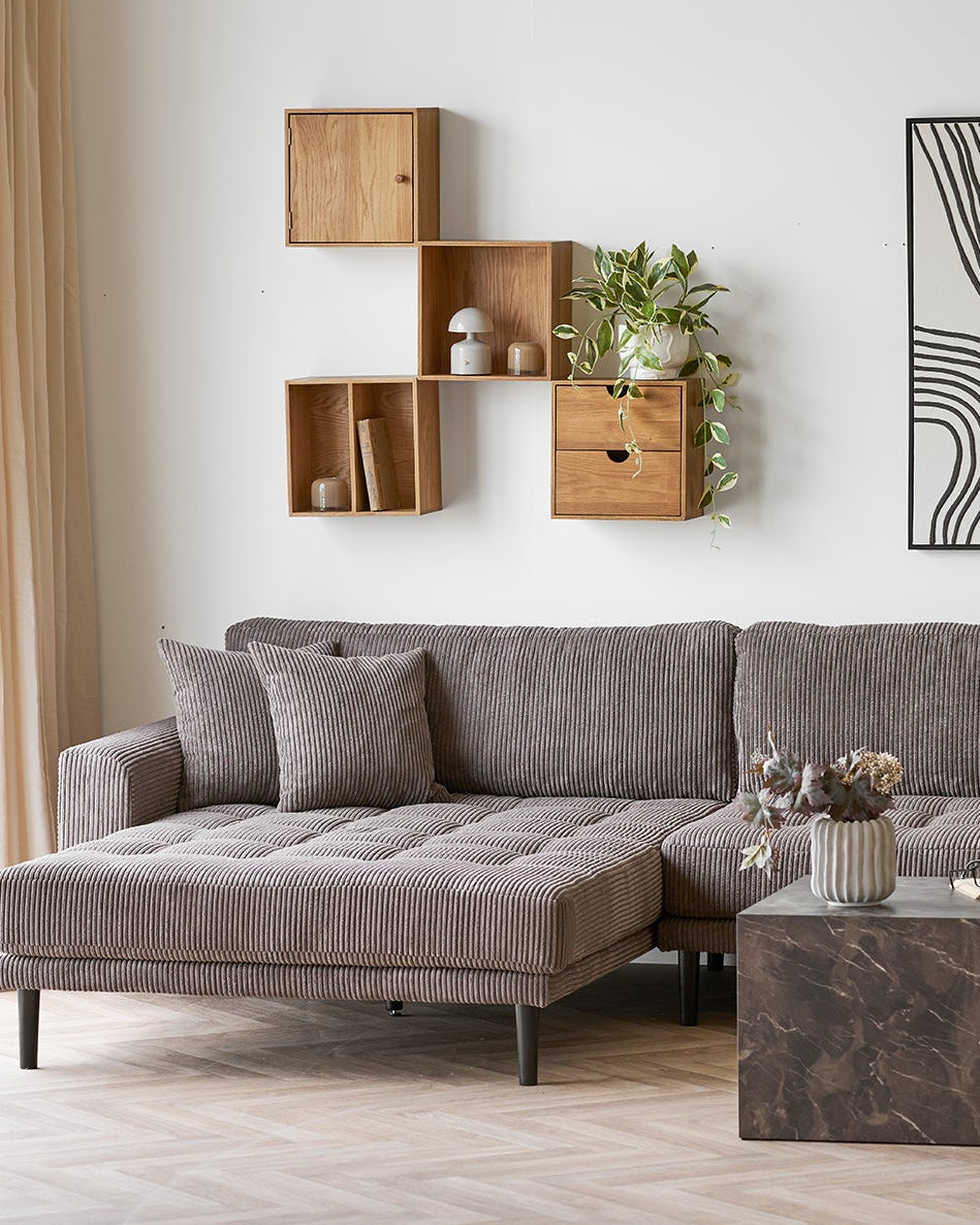 Væghylder i egetræ over sofa med dekorativ opbevaring
