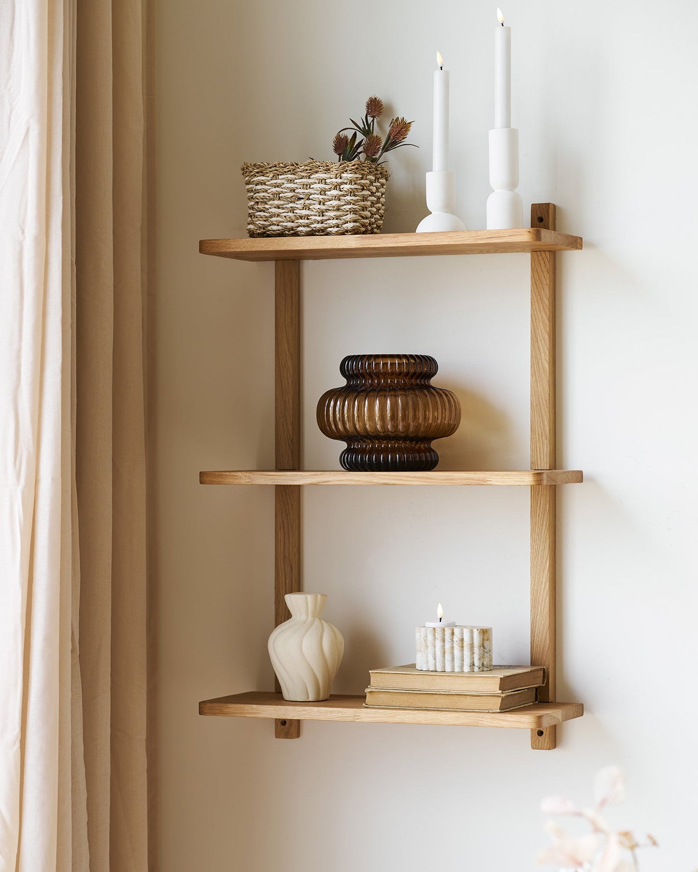 Væghylde i egetræ med dekorativ styling i nordisk indretning
