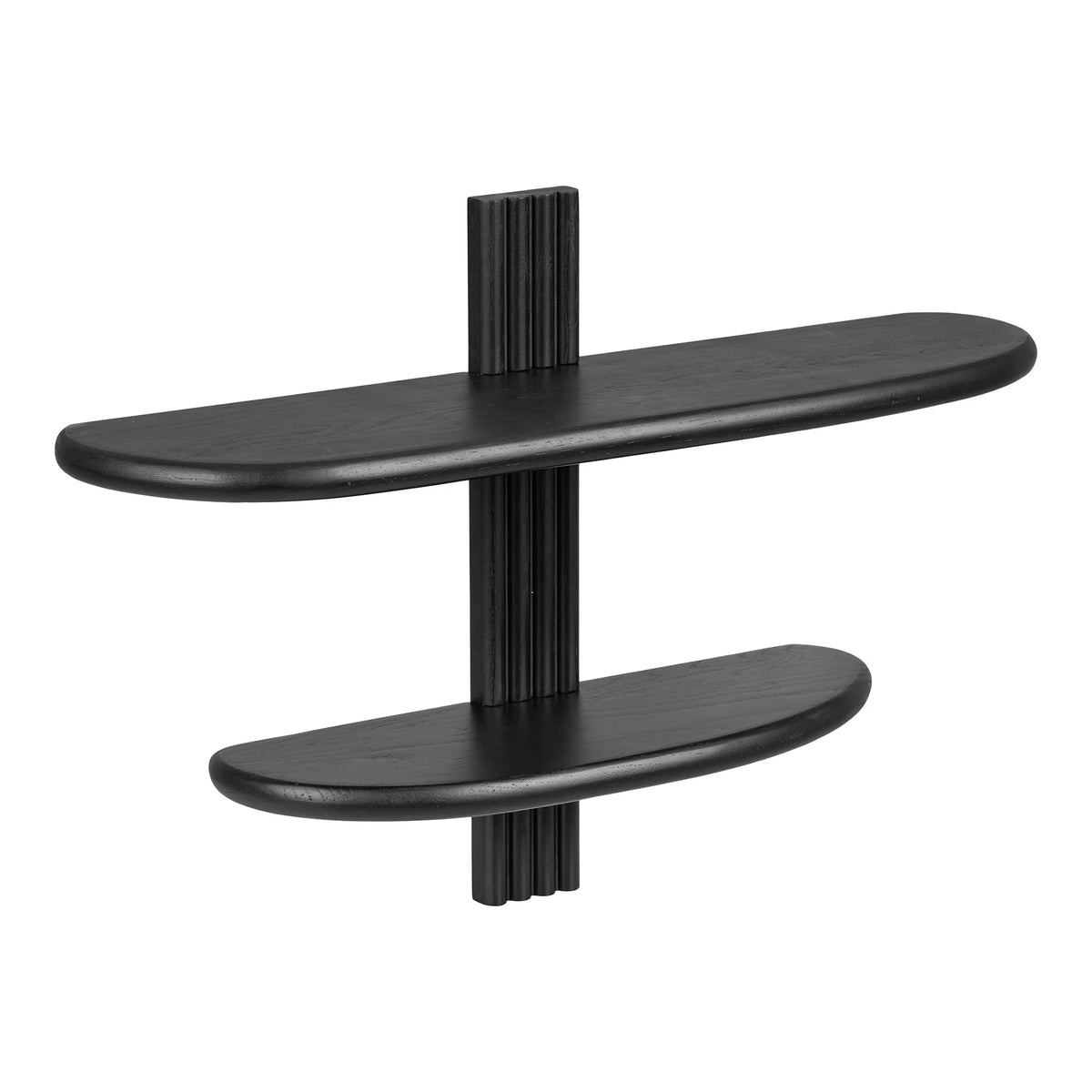Sort væghylde i træ med to asymmetriske hyldeplaner, afrundede ender og lodret rillet beslag i moderne design.