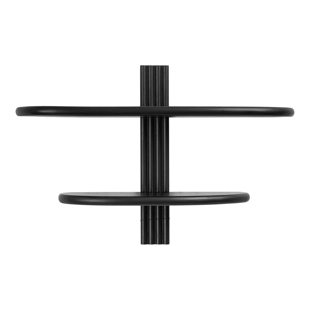 Sort væghylde i minimalistisk design med to forskudte hyldeplaner, afrundede kanter og lodret rillet træbeslag, set forfra.