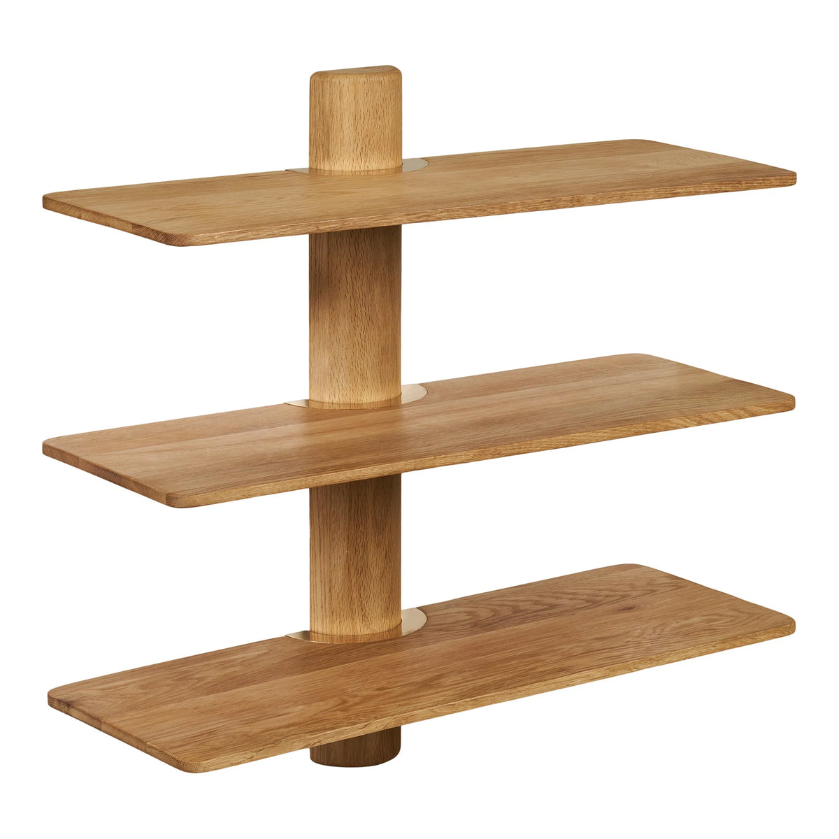 Væghylde i natur eg med tre hyldeplaner, afrundede kanter og lodret træbeslag i minimalistisk design.