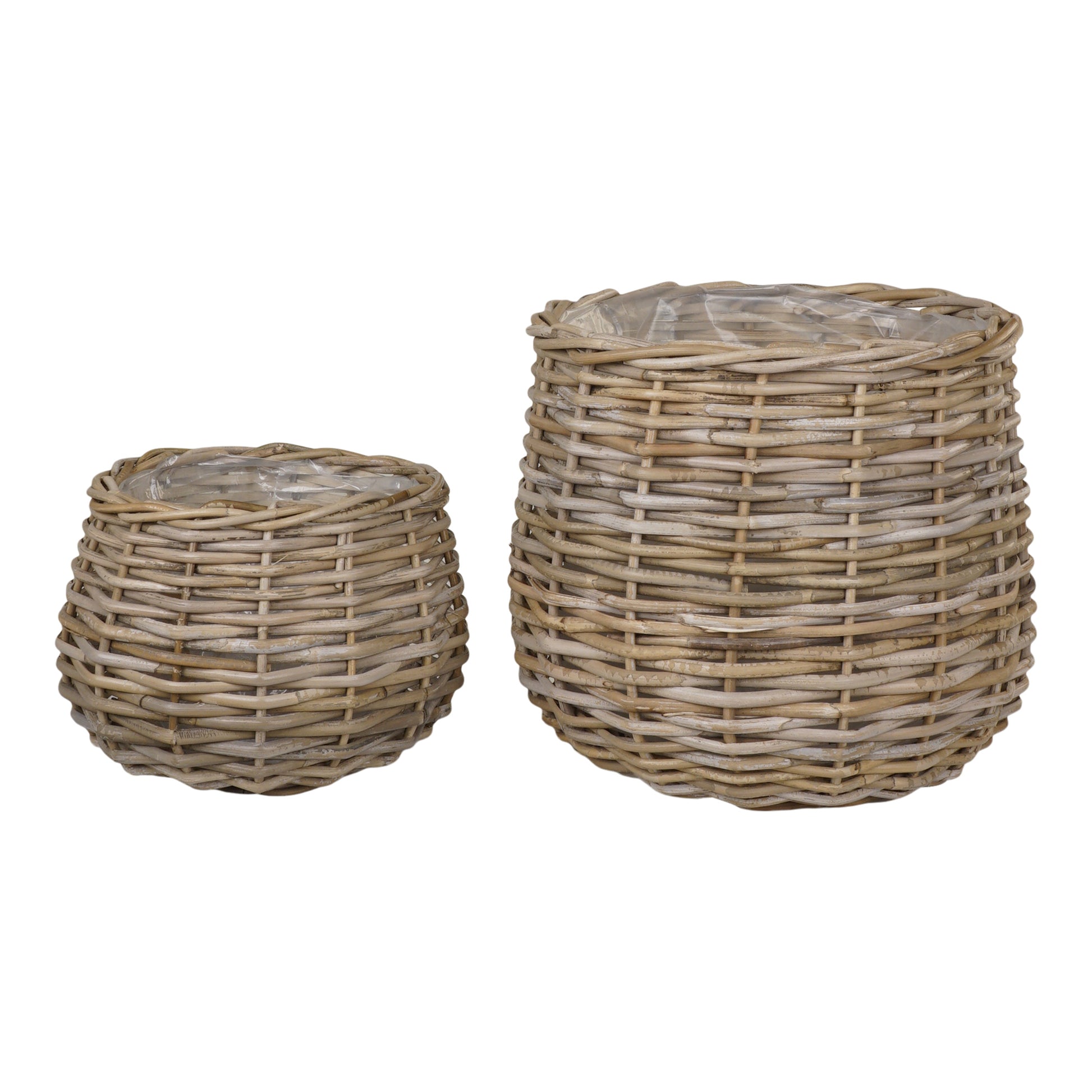 Detalje af flettede kurve i Kubu rattan med naturlig struktur og grålig finish
