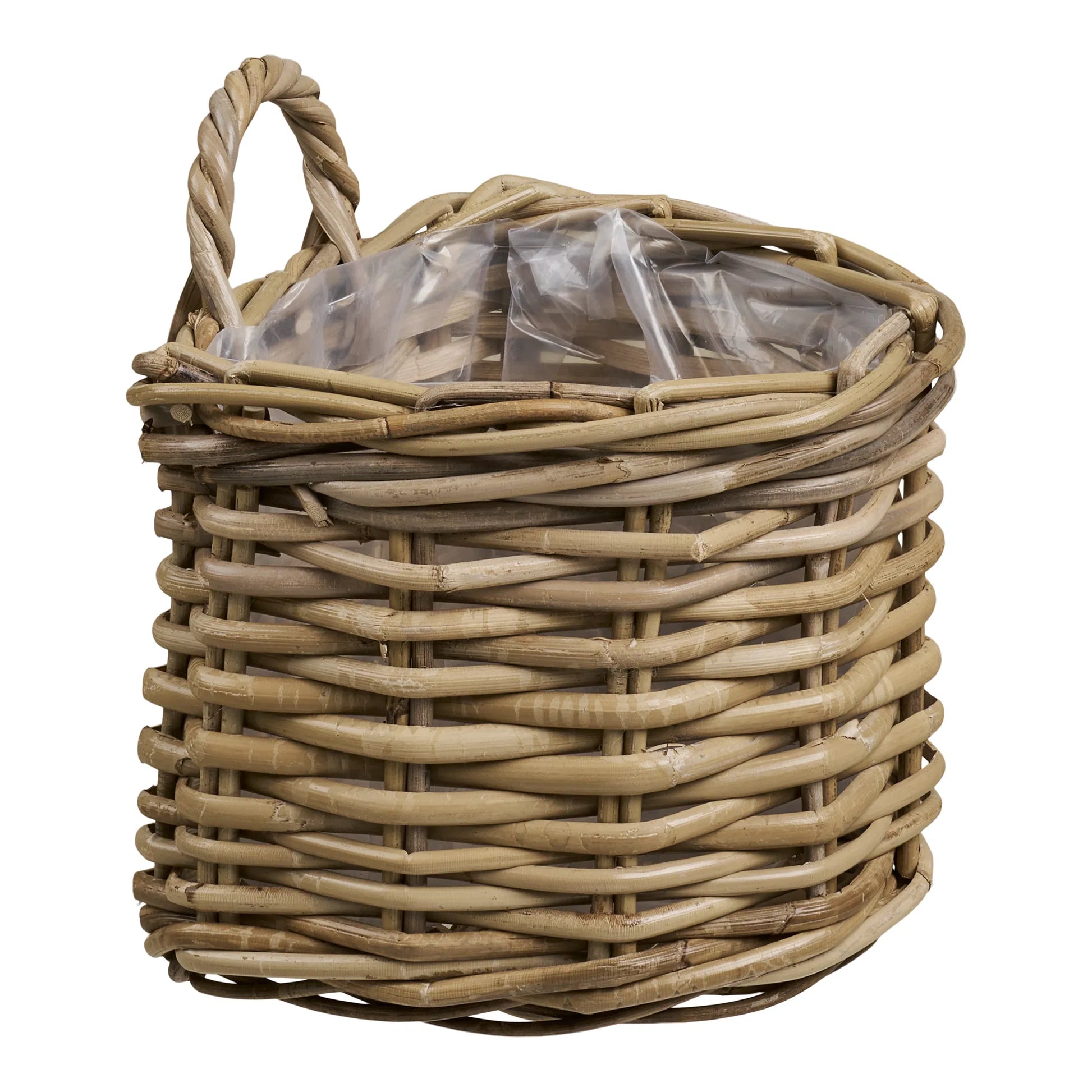 Håndflettet kurv i Kubu Rattan med hank og plast indeni på hvid baggrund set fra siden