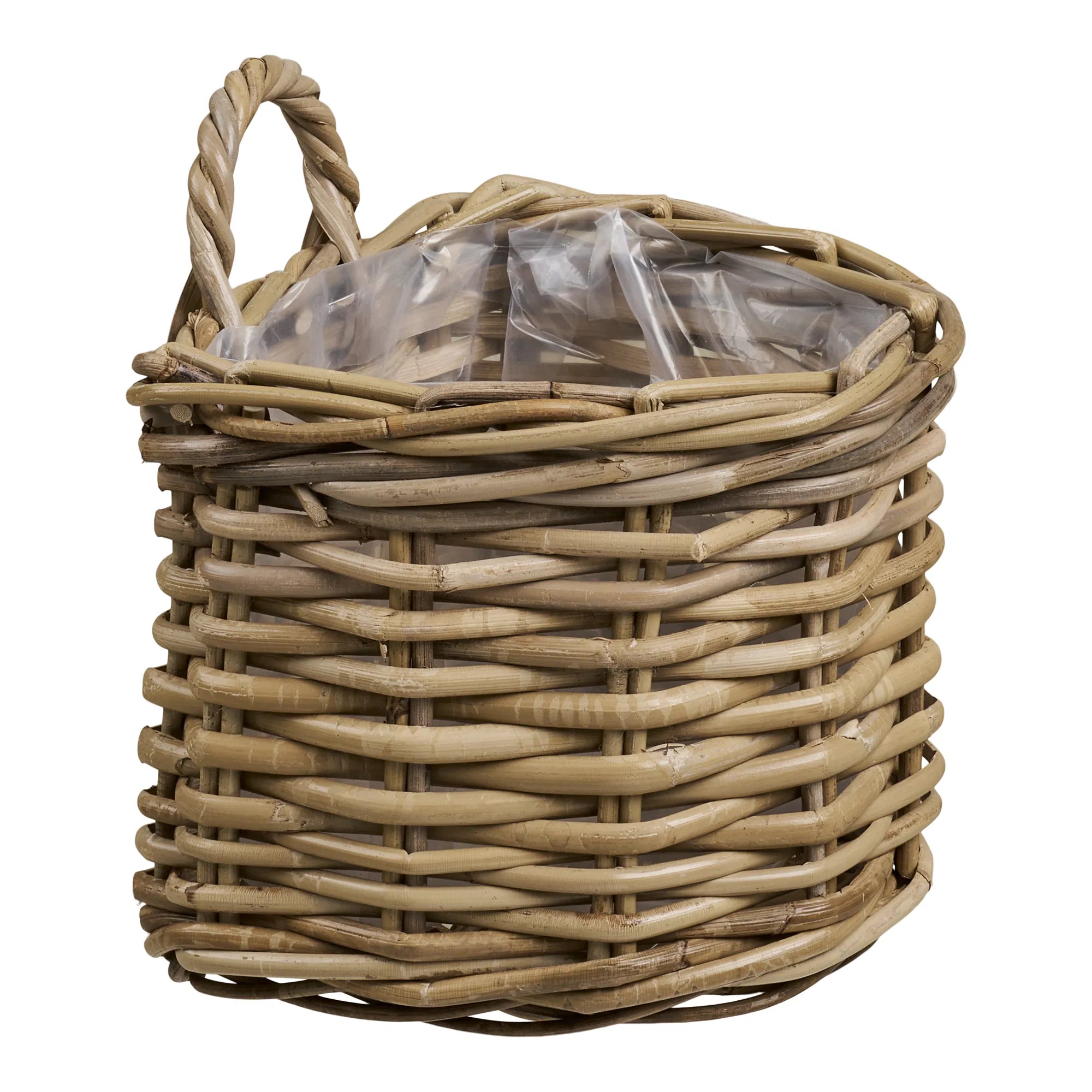 Håndflettet kurv i Kubu Rattan med hank og plast indeni på hvid baggrund set fra siden