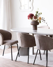 Brun rillet vase med blomster på lyst spisebord i nordisk indretning