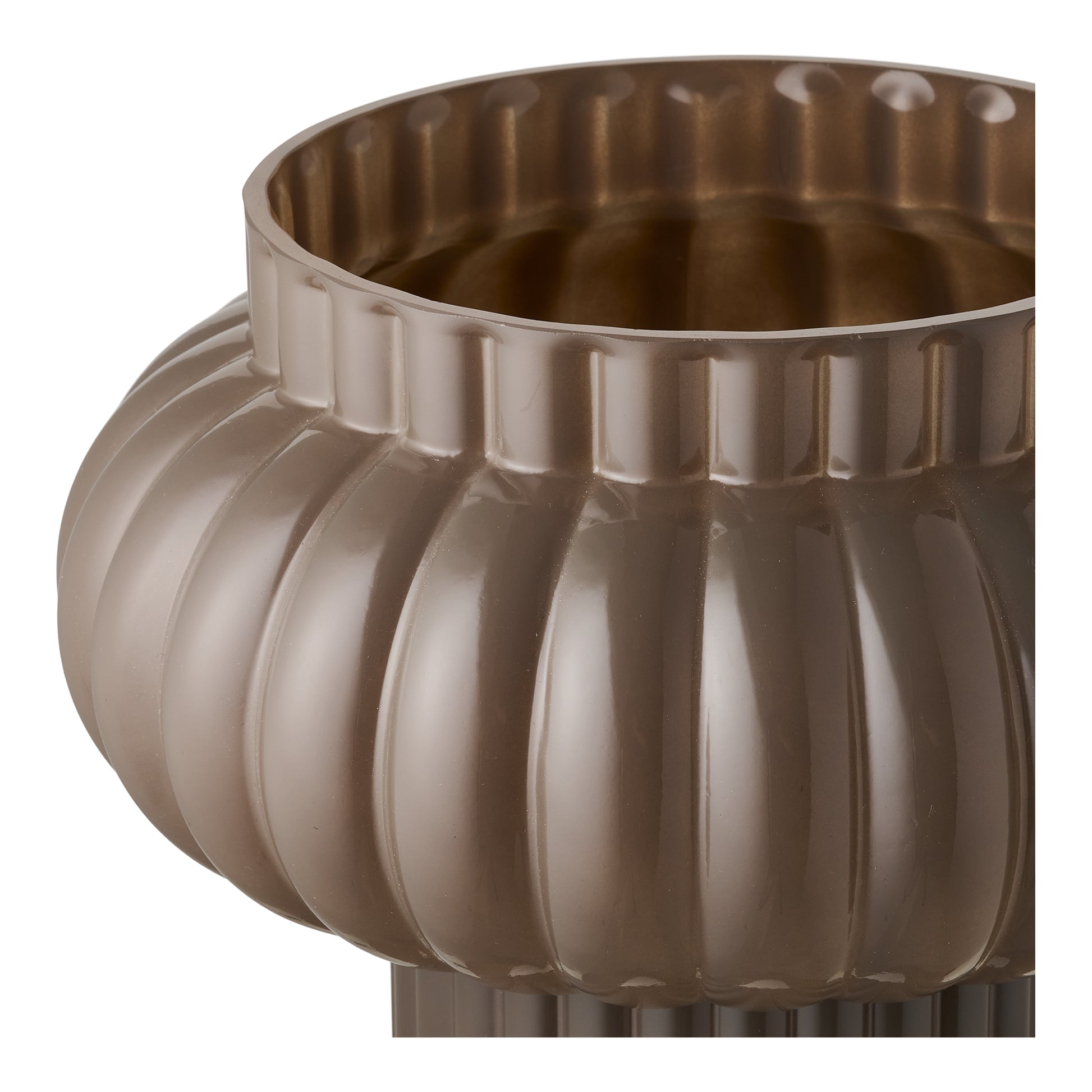 Detaljebillede af brun vase med organiske former og rillet overflade