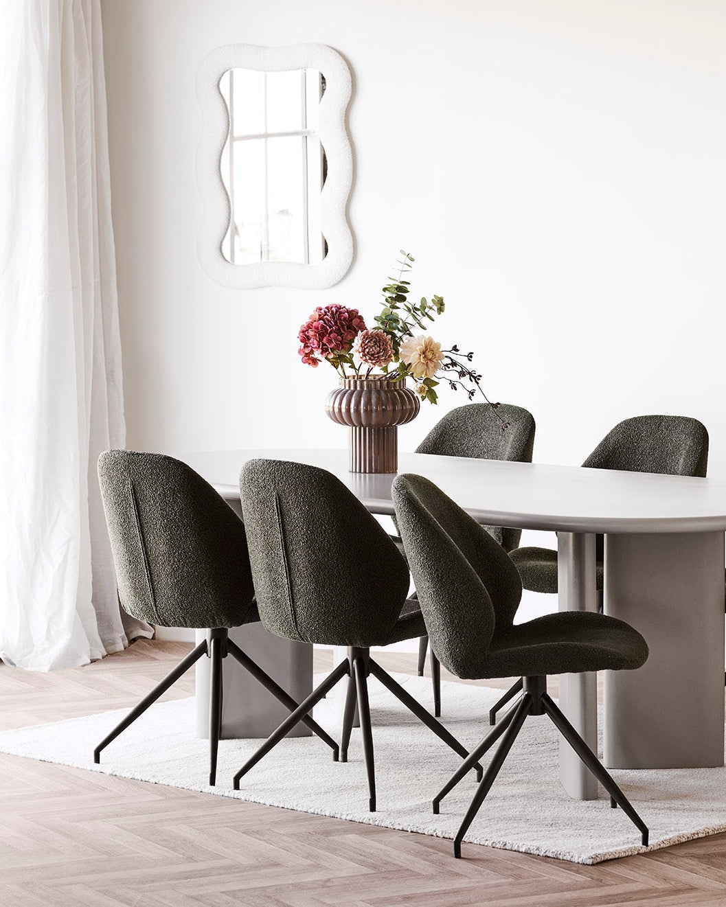 Moderne spiseområde med brun dekorativ vase og blomsterbuket