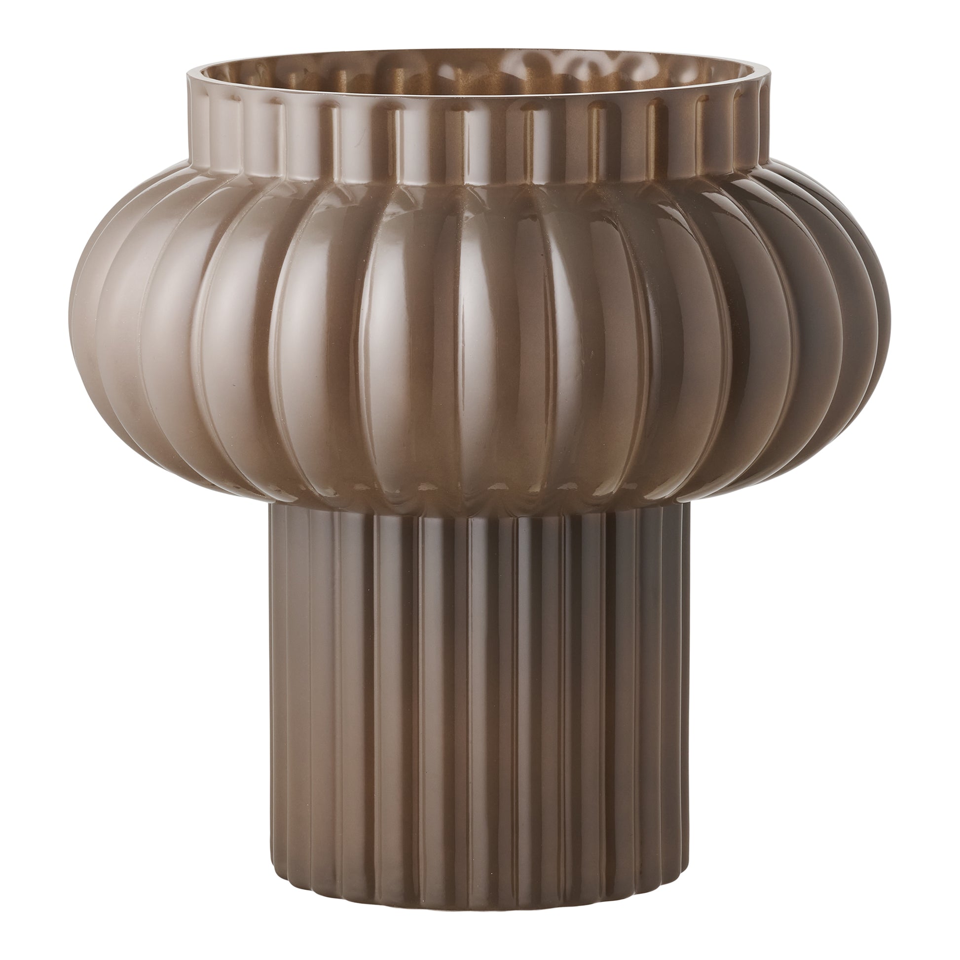 Brun vase med skulpturelt design og lodrette riller på hvid baggrund