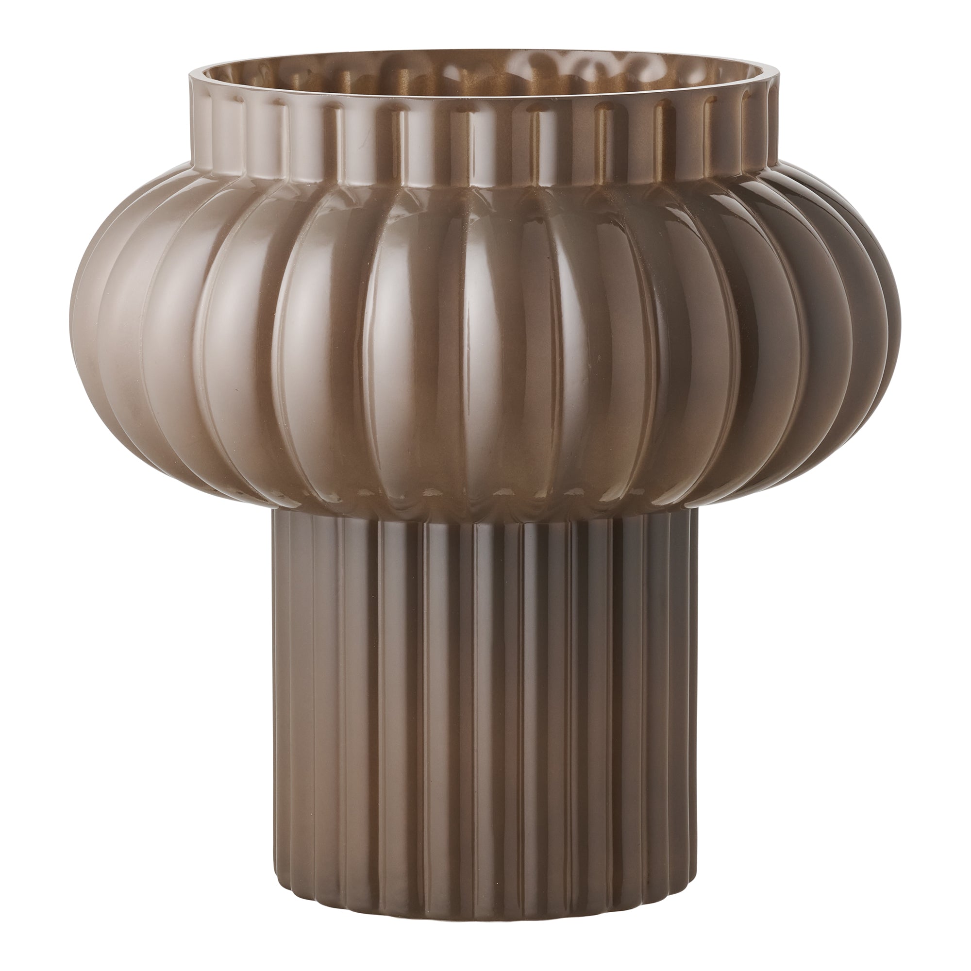 Brun vase med skulpturelt design og lodrette riller på hvid baggrund